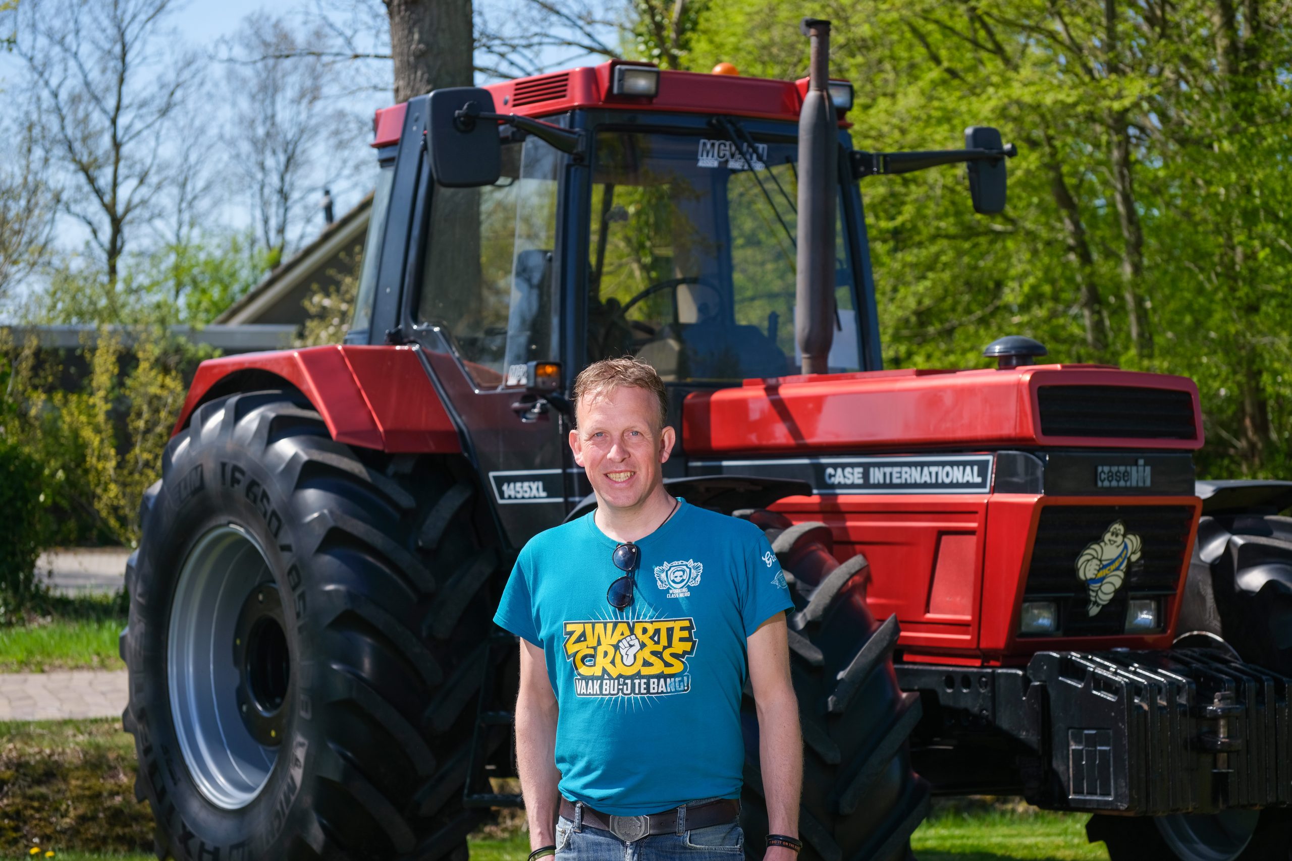 TREKKER-lezer Marco Braakman: "De Case IH 1455 XL valt goed op. Ik heb de trekker mooi metallic gespoten, rood met zwart, en er grote banden onder gezet. Het is een aparte verschijning!” - Foto: Jan Willem van Vliet