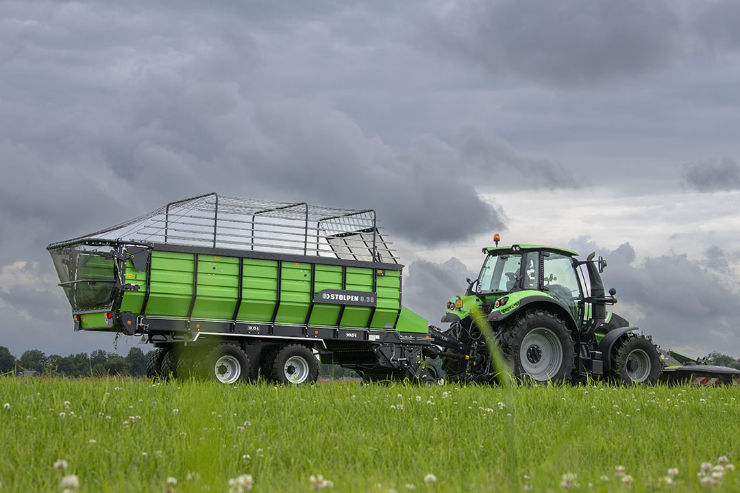 De Stolpen-opraapwagen heeft een balken invoersysteem en is daarmee beter geschikt voor zomerstalvoedering dan de technisch modernere rotorwagen. - Foto's: Mark Pasveer