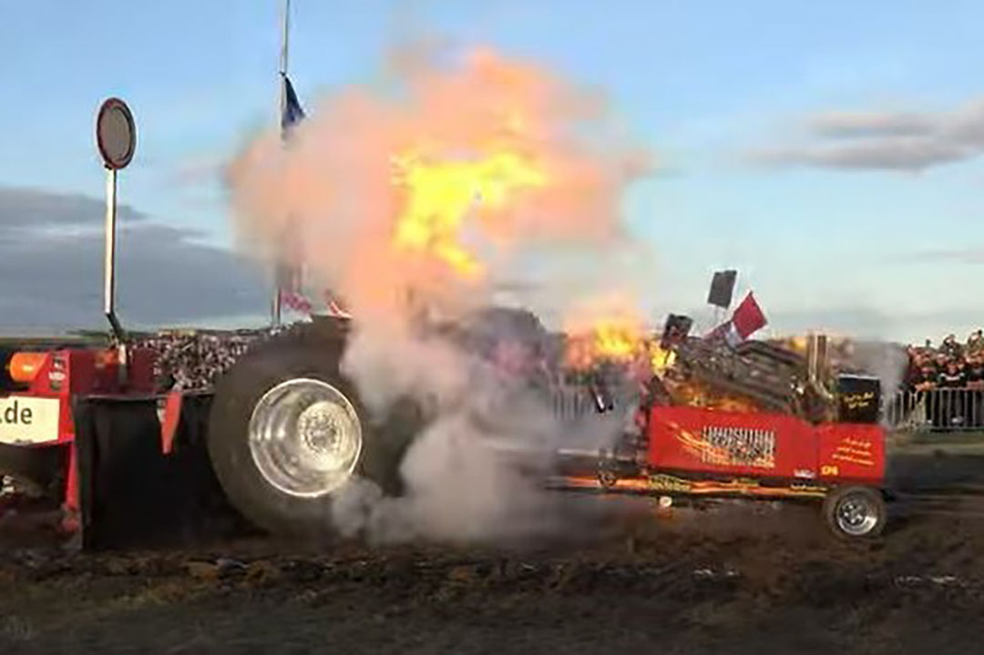 Trekker Mad Max vliegt in de finale naar het eind van de baan. Daar barst het complete onderblok over de volle lengte open, zo’n 10 cm onder de koppakking. -Still uit video: Johannes Meuleners