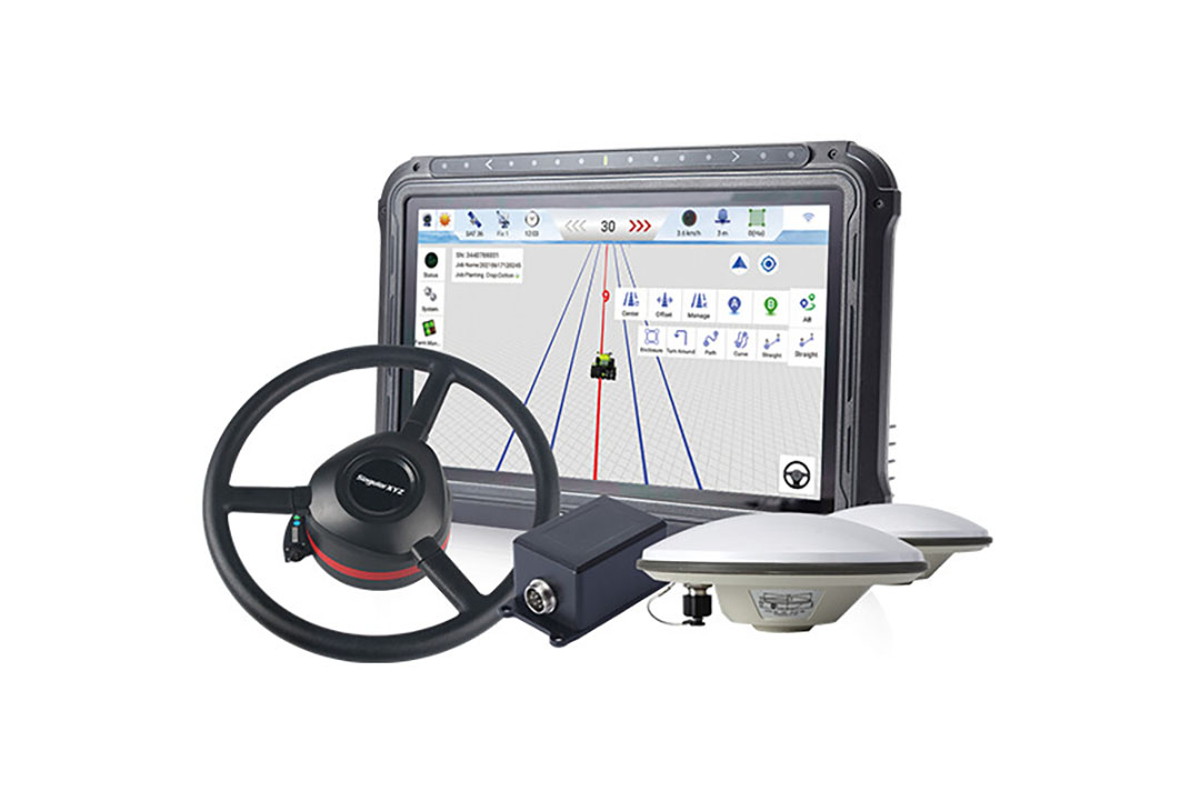 De SingularXYZ SAgro100 elektrische stuurautomaat wordt geleverd met het T10-tablet, met GNSS (Global Navigation Satelite System).  Daarnaast beschikt het systeem over een 4G-modem, Bluetooth en WiFi.