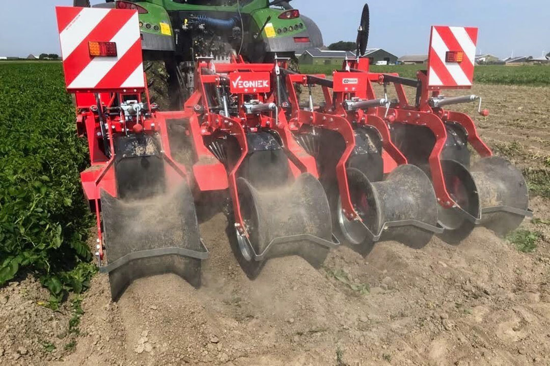 Machinebouwer Vegniek uit Emmeloord (Fl.) demonstreert een nieuwe vierrijige looftrekker bij een akkerbouwbedrijf in Noord-Holland. - Foto's: Gertjan Ramaker