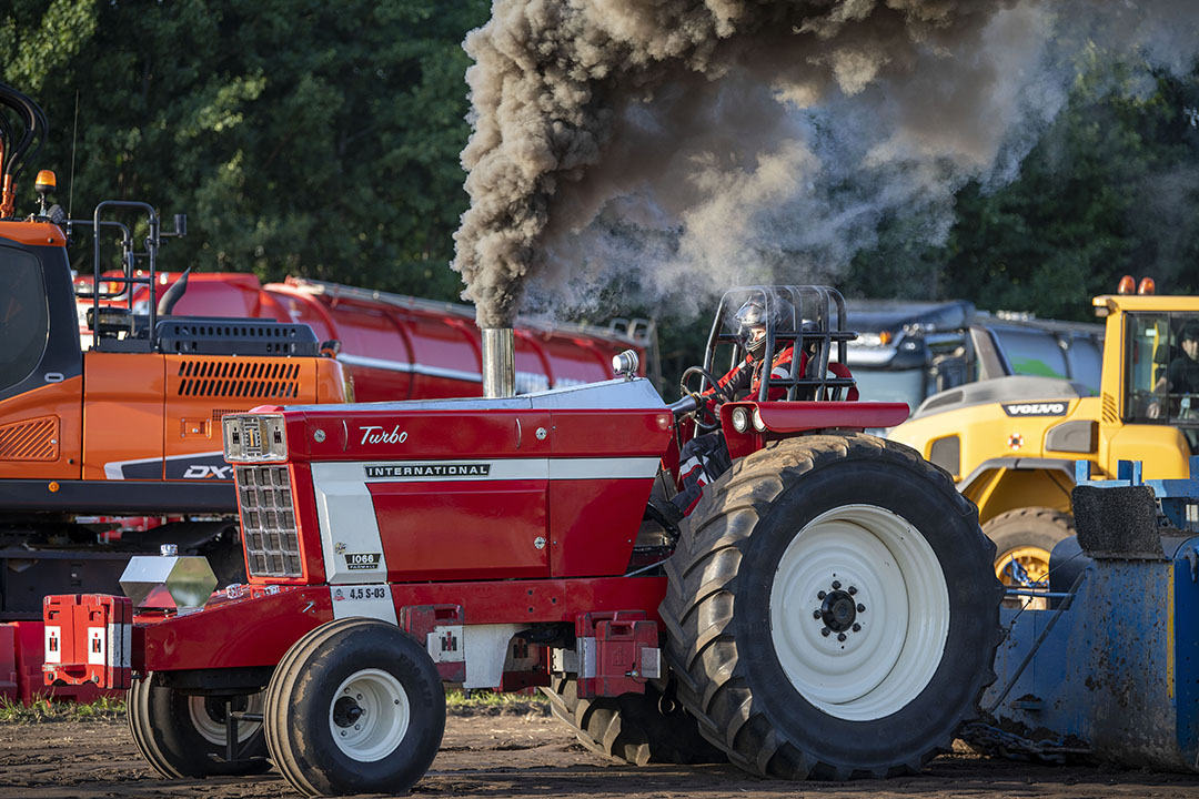 Tractorpulling in Mill (N.-Br.), juni 2022. Een ware beleving met veel rook en lawaai van dieselgestookte trekkers. - Foto: Mark Pasveer