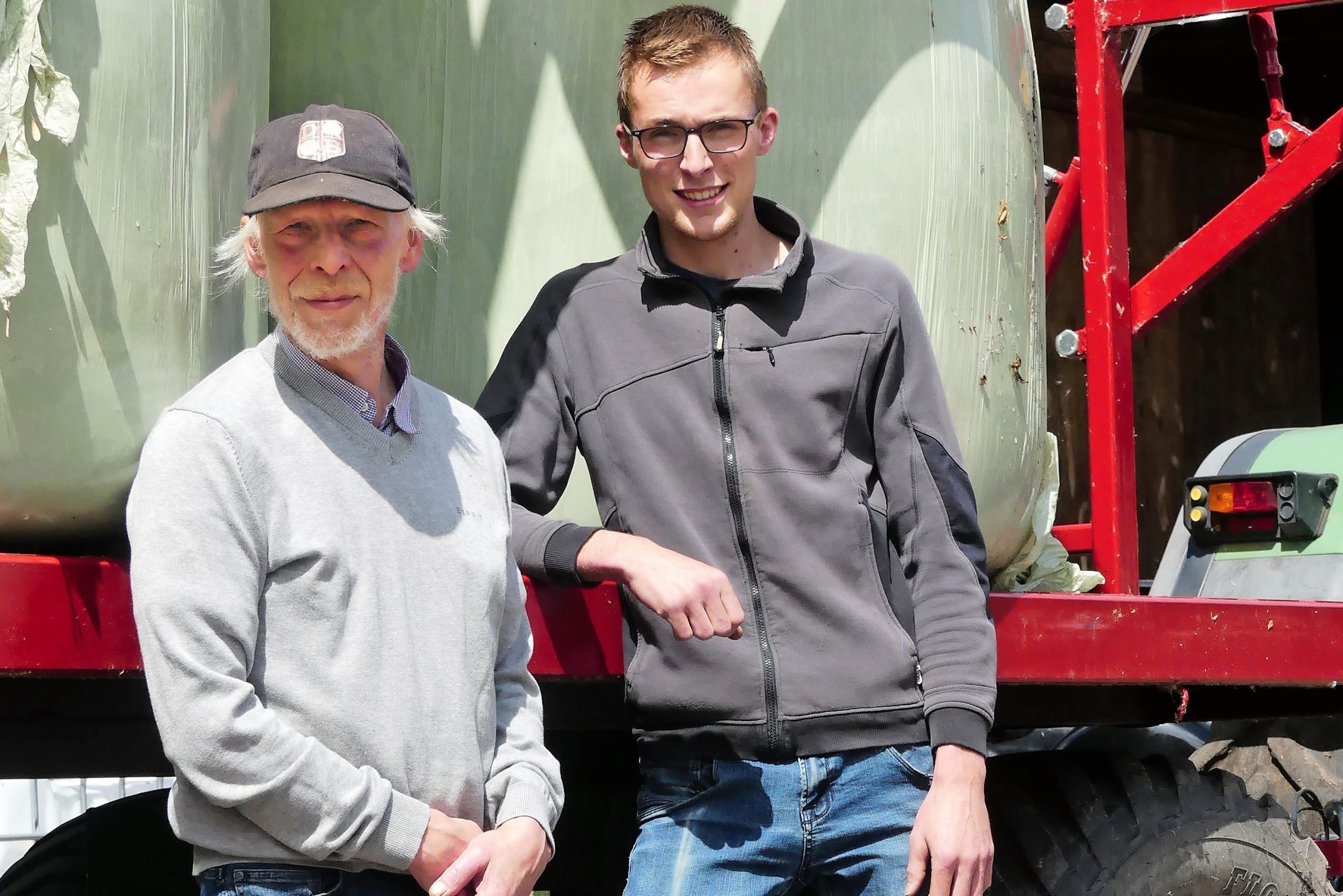 Bas Verhoef (59) en Pieter van der Ham (23) bouwden drie jaar geleden een balenwagen. Afgelopen jaar voorzagen ze die van een hydraulisch vastzetsysteem.