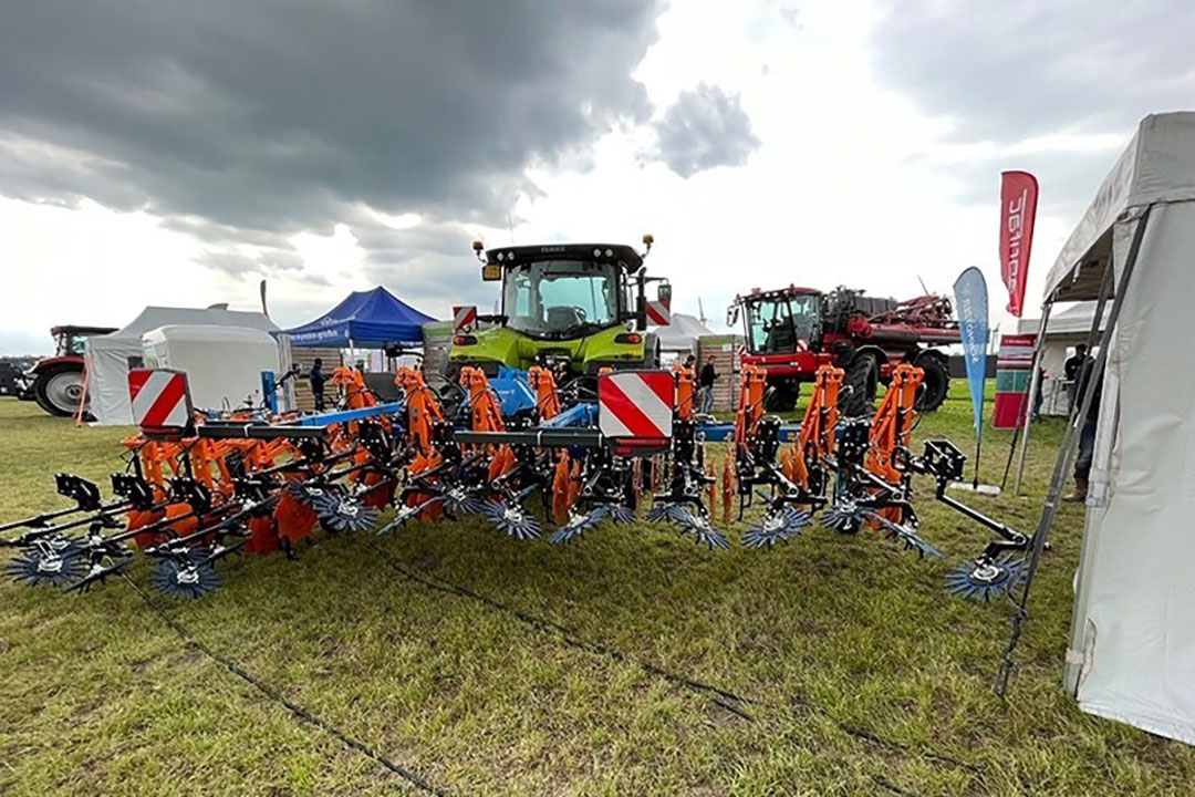 De Schmotzer Venterra is een hybride schoffelmachine. De precisieschoffel combineert een mechanische en chemische aanpak van onkruid.  - Foto's: NPPL