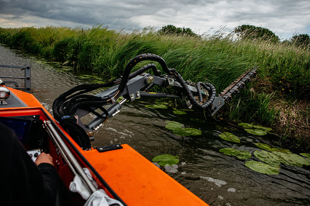 De Nederlandse fabrikant Conver heeft de eerste elektrische maaiboot afgeleverd die voorzien is van een F-Mast. Aan de boot zijn twee hydraulische maaiarmen gemonteerd, één aan de voorzijde (F-Mast) en één aan de zijkant. - Foto's: Conver