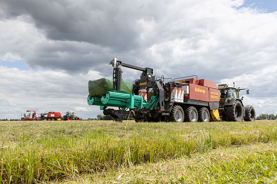 De broers Geurt en Ben de Vries hebben een perswikkelcombinatie ontwikkeld voor grote balen: de Baliwrap. Zij combineerden daarvoor een New Holland-grootpakpers met een Taarup-wikkelaar 
op een zelfgebouwd drie-assig onderstel. - Foto's: Bob Karsten