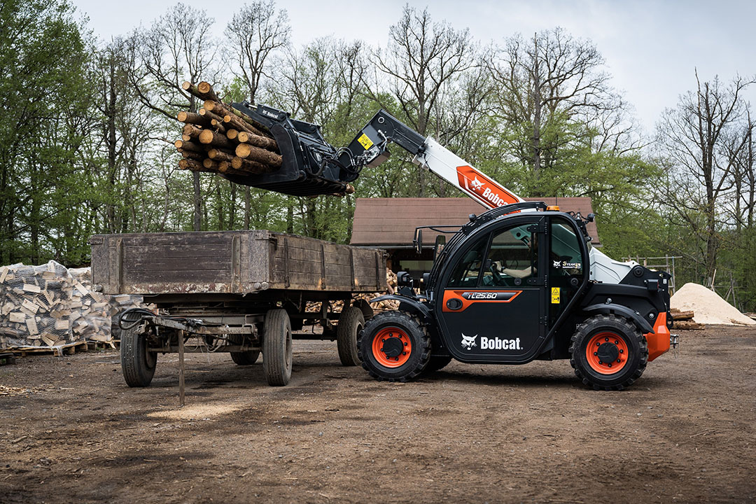 De nieuwe Bobcat TL 25.60 heeft volgens de fabrikant de ruimste cabine van alle compacte verreikers op de markt. In 2023 levert Bobcat een speciale versie van de TL25.60 voor de agrarische sector. - Foto's: Bobcat