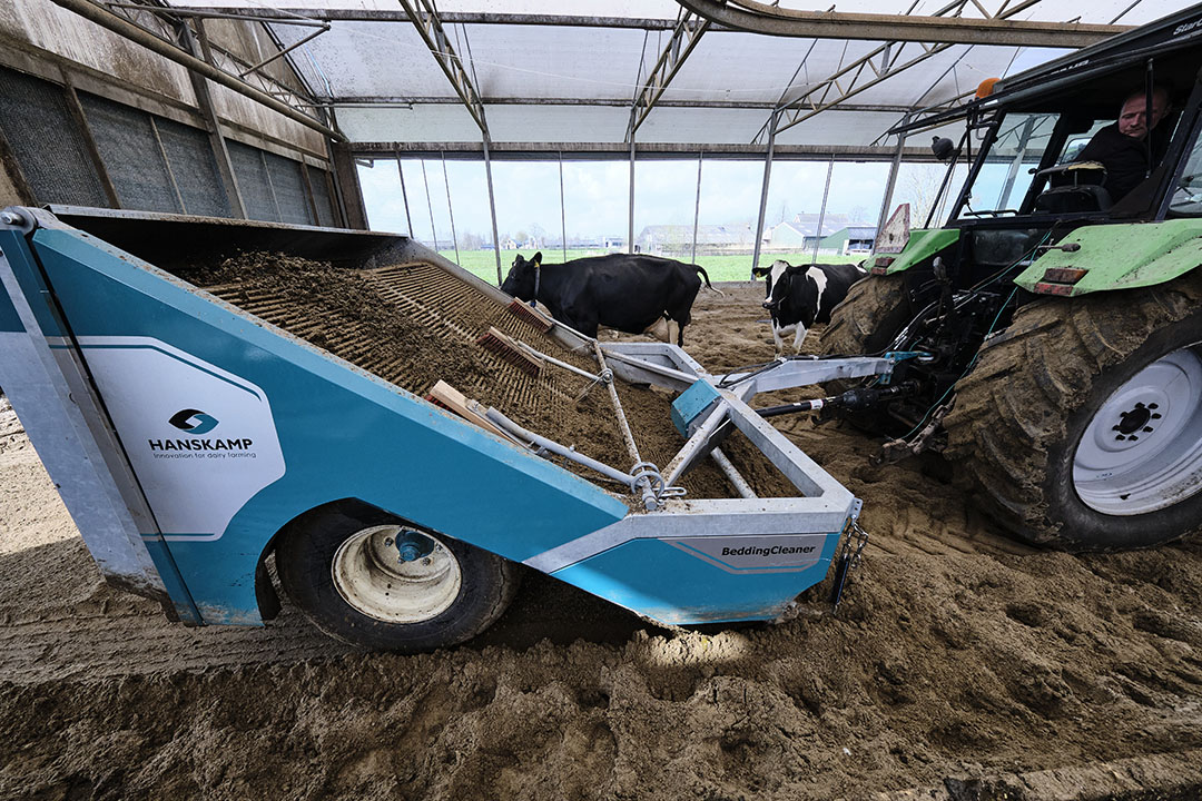 De BeddingCleaner is vooral geschikt voor het VrijLevenStal-concept, oftewel een vrijloopstal. De machine is bedacht door Hanskamp in Doetinchem (Gld.). - Foto's: Fred Libochant