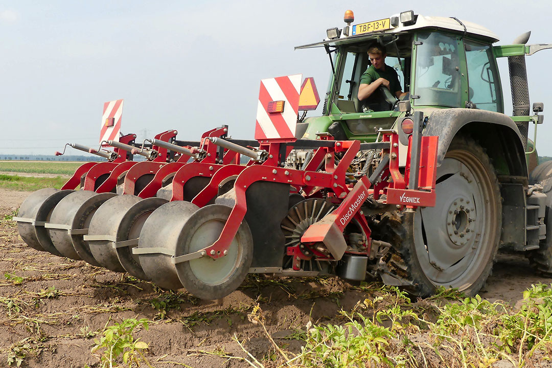 Discmasters zijn er als twee-, vier- en zesrijer. TREKKER zag een looftrekker Vegniek DiscMaster van bouwjaar 2021 aan het werk. - Foto's: Martin Smits