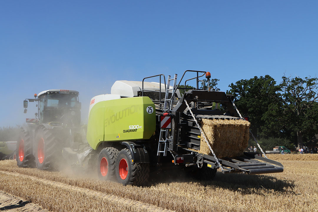 Claas Quadrant 5300 FC-grootpakpers. - Foto en video: Annelies Bakker