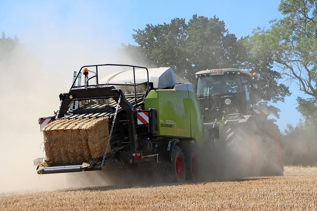 Deze Claas Quadrant FC 5300-grootpakpers is voor seizoen 2023 optioneel uit te rusten met een hydraulische aandrijving van de pick-up en van het power feeding systeem (PFS).- Foto's en video: Annelies Bakker