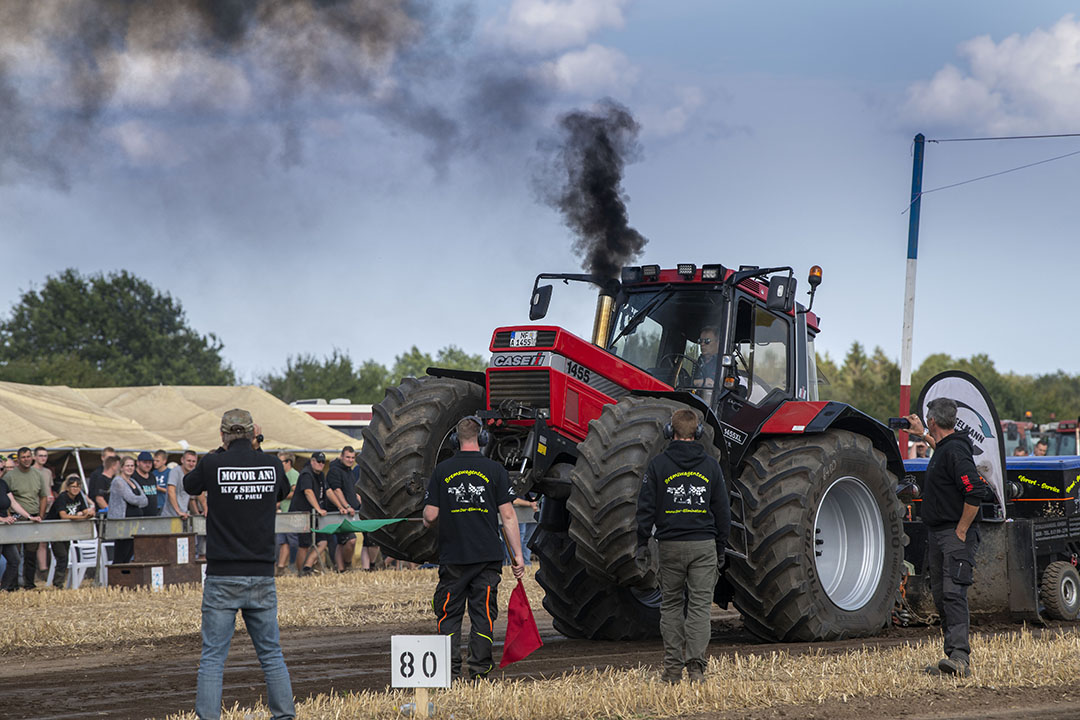 Tractorpulling in Bargstedt (D.). september 2022. De Noord-Duitsers spelen het spelletje toch iets anders dan wij in Nederland gewend zijn. - Foto: Mark Pasveer