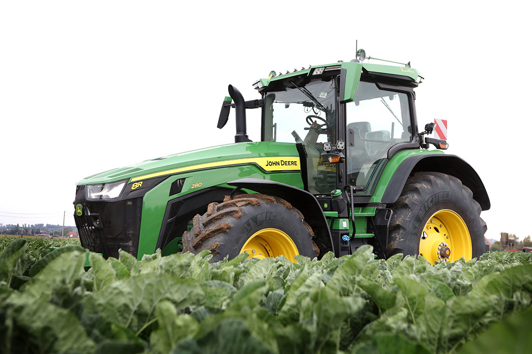 Een John Deere 8R 280-trekker. Machinefabrikant John Deere heeft in tien jaar tijd zijn marktaandeel verdrievoudigd en is daarmee waardevoller dan autofabrikanten Daimler en BMW samen. - Foto: Fotostudio Atelier 68