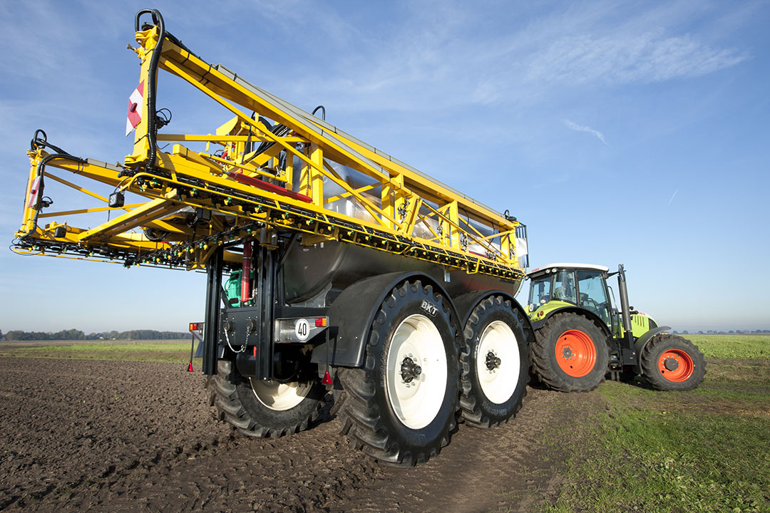 Machinefabrikant AP Dubex  produceert onder meer getrokken veldspuiten. De fabrikant verhuist binnenkort van Stadskanaal (Gr.) naar de hoofdvestiging in Rutten (Fl.). - Foto: Hans Banus