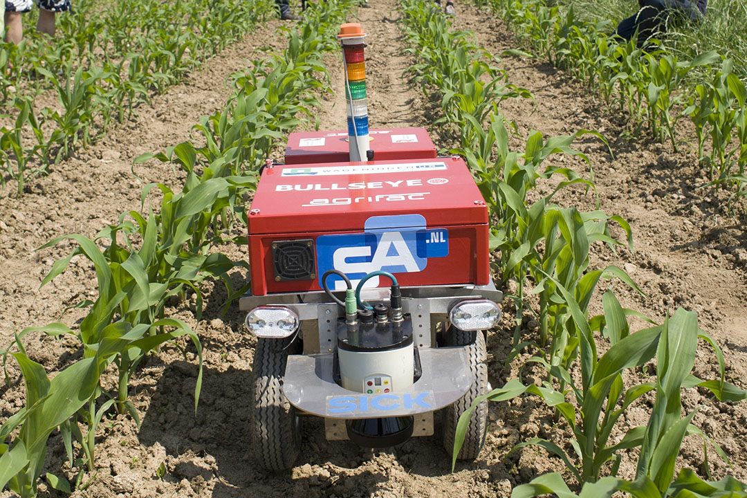 De Nederlandse veldrobot Bullseye kan onkruid bestrijden zonder grondbewerking. Dergelijke kleine en lichte semi-autonome veldrobots kunnen bijdragen tot een efficiëntere gewasproductie en tegelijkertijd de bodemdruk verminderen. -  Foto: Twan Wiermans