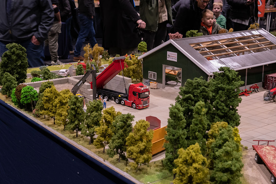 Het publiek kijkt zijn ogen uit bij de vele diorama’s die zijn tentoongesteld op de L.C.N. Miniaturenbeurs in Zwolle. Niet alleen landbouwvoertuigen, ook trucks zijn er terug te vinden. Hier zien we een Scania R500 6x2 met Meiller-kiptrailer. - Foto's: Jacco van Erkelens