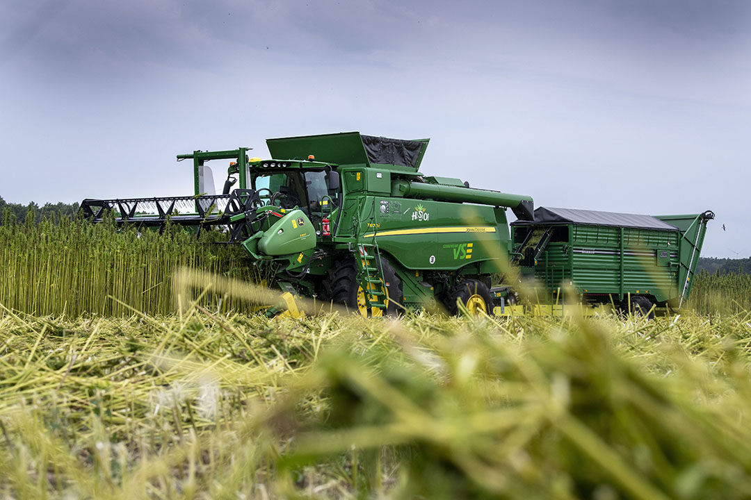 De totale combinatie van dubbele header en bladwagen maken de combine DoubleCut DC4510 tot een imposante combinatie met een lengte van 21 meter. - Foto's: Mark Pasveer