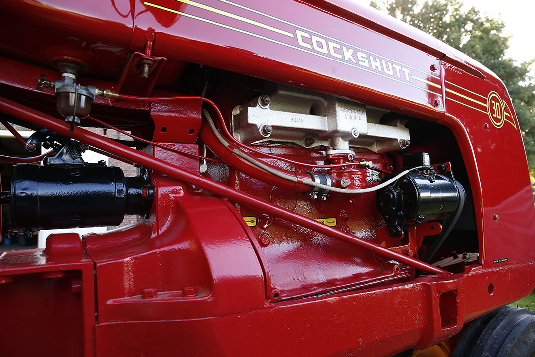 De motor is een viercilinder Buda-benzinemotor. Petroleum- en lpg-versies waren ook leverbaar, en vanaf 1949 was diesel een optie.