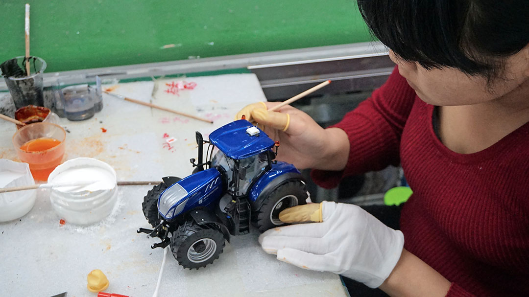Elk model wordt handgemaakt in de fabriek in China. Sommige dingen zijn geautomatiseerd, maar het opschilderen van de details of het assembleren van een zwaailamp gebeurt handmatig door de werknemers.