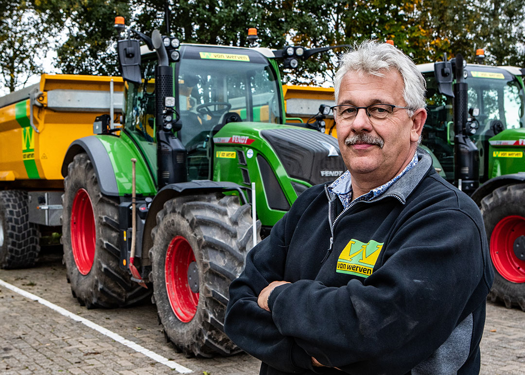 Herman van de Brake uit Elburg is zijn hele werkzame leven al trekkerchauffeur. "Ik leerde thuis al jong trekker rijden. Weideslepen, gras maaien en schudden, en met 14 jaar zat ik al op de kuil om aan te rijden." - Foto's: Ronald Hissink