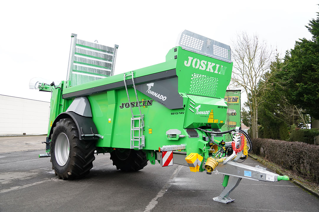 De Belgische fabrikant Joskin heeft een nieuwe generatie Tornado-meststrooiers gebouwd. Het doel is eenvoudiger legen en sneller schoonmaken van de laadbak. - Foto's: Joskin