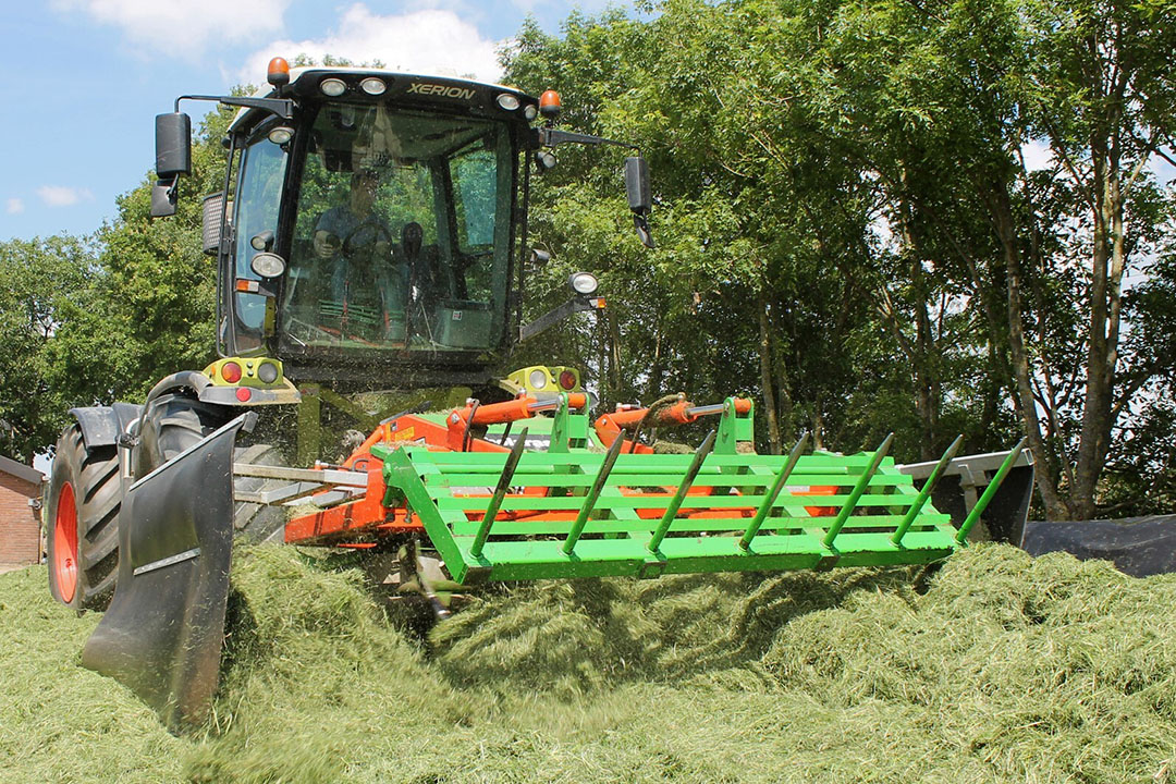 Machinefabrikant Holaras maakt tegenwoordig twee uitvoeringen van de Holaras-kuilverdeler: de Jumbo en de zwaardere versie Viking. - Foto's: Holaras