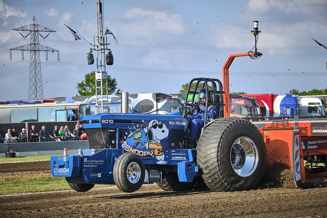 Tractorpullingteam Snoopy in actie. De teamleden zijn tevreden over hun componententrekker, waarmee ze afgelopen seizoen op de baan stonden. - Foto: Roel Dijkstra Fotografie / Fred Libochant