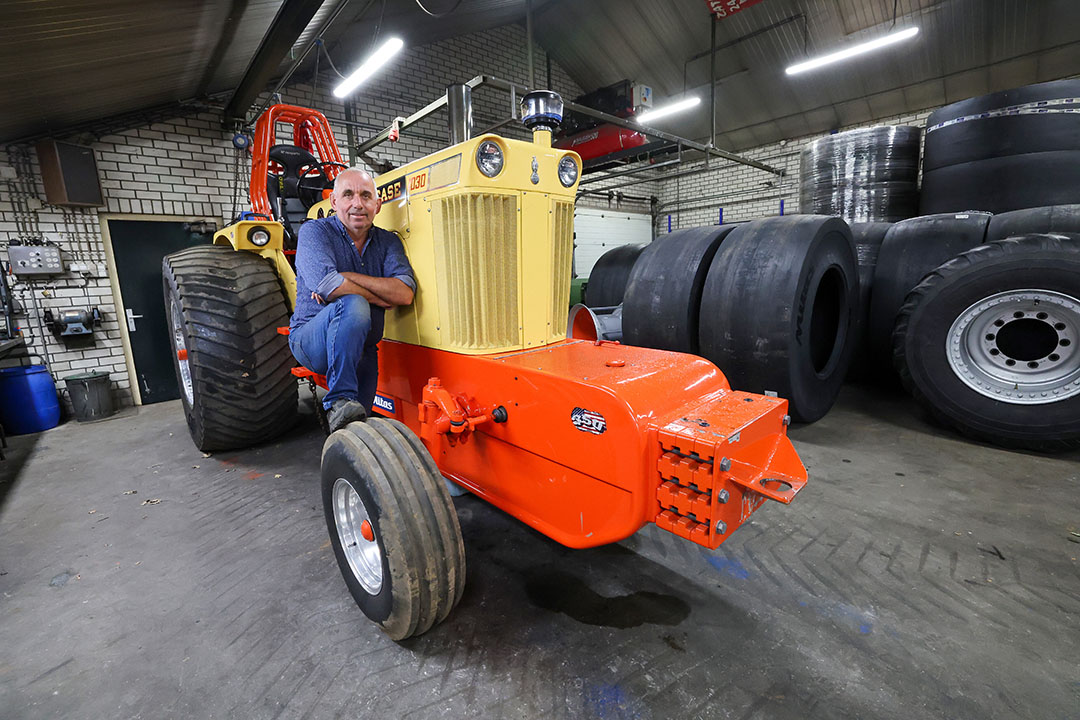 Bandenspecialist Hans Heesakkers snijdt banden van alle merken voor alle tractorpullingklassen. "In een goed gesneden band zit best wat tijd. Een setje landbouwbanden met enkele nok kost me bijna twee dagen, een complete set 30,5L-32-pullers duurt drie dagen." - Foto's: Bert Jansen