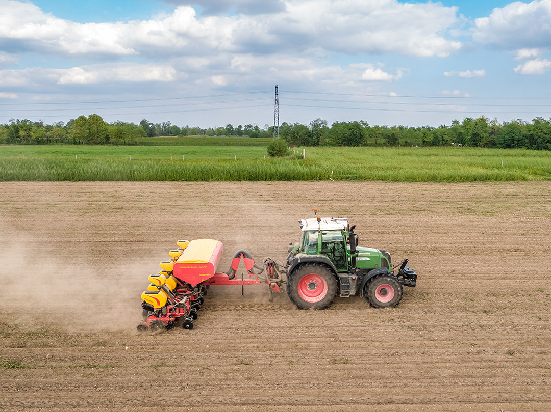 De Oostenrijkse fabrikant Pottinger heeft  de Italiaanse machinefabrikant MaterMacc overgenomen.  MaterMacc bouwt izaaimachines, cultivatoren, kunstmeststrooiers en veldspuiten. - Foto's:  Pöttinger