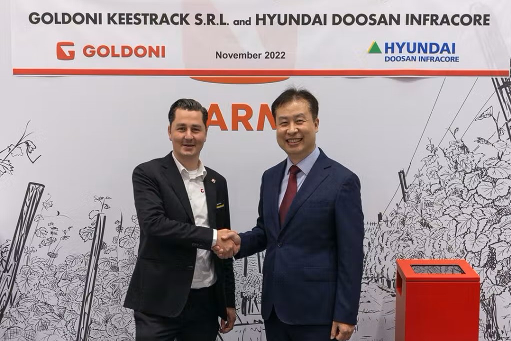 Peter Hoogendoorn, CEO van Goldoni Keestrack (links) bevestigt het partnerschap met Hyuangtaek Lim, hoofd verkoop & PS van Hyundai Doosan Infracore. - Foto's: Keestrack/Hyundai
