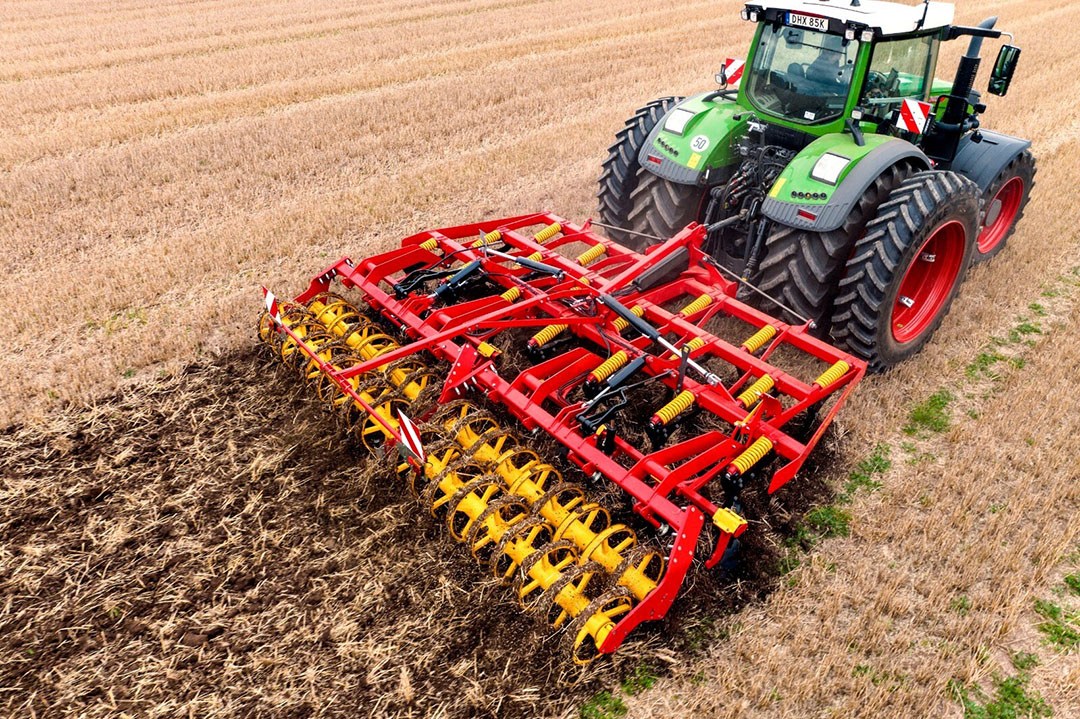 Vӓderstad heeft een hefgedragen cultivator, Cultus HD 425-525 gebouwd met automatisch diepteregelingsysteem Dynamic Control. - Foto's: Väderstad