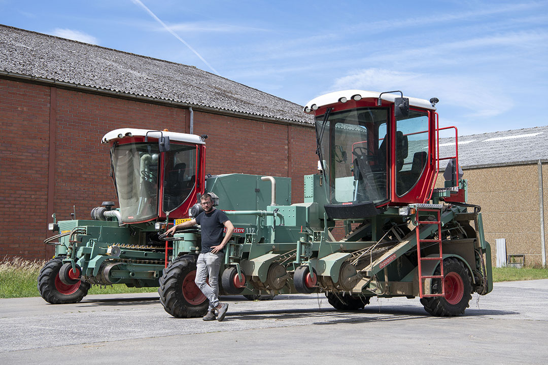 De keermachines van de Zeeuwse ondernemer Sven Bruijns zijn van Depoortere, van het type Drahy. Ze kunnen met een werksnelheid van 15 kilometer per uur ongeveer 2,5 hectare keren. De keermachines zijn uitgerust met variabele riemsnelheid (DPA). Hiermee kan de chauffeur bij het in- en uitrijden van het zwad de riemsnelheid aanpassen aan de rijsnelheid, zodat je een gelijkmatig zwad achterlaat. - Foto's: Mark Pasveer