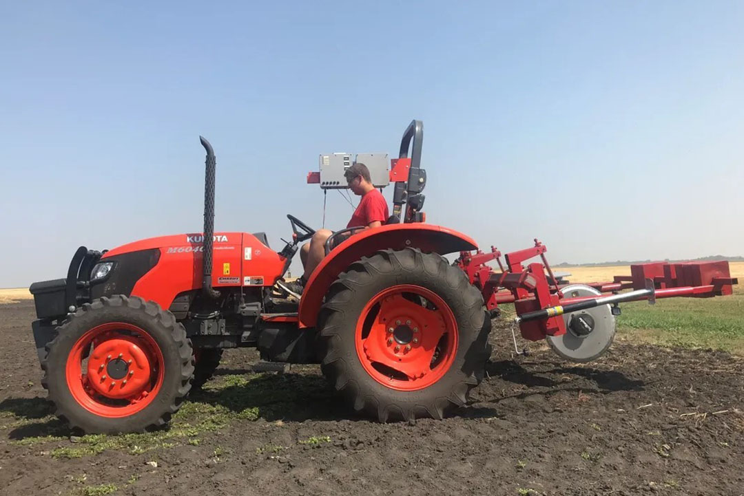 Het apparaat zal verkrijgbaar zijn als universele bevestiging op een grondfrees of zaaimachine, als driepuntsbevestiging voor een trekker en als autonoom apparaat.