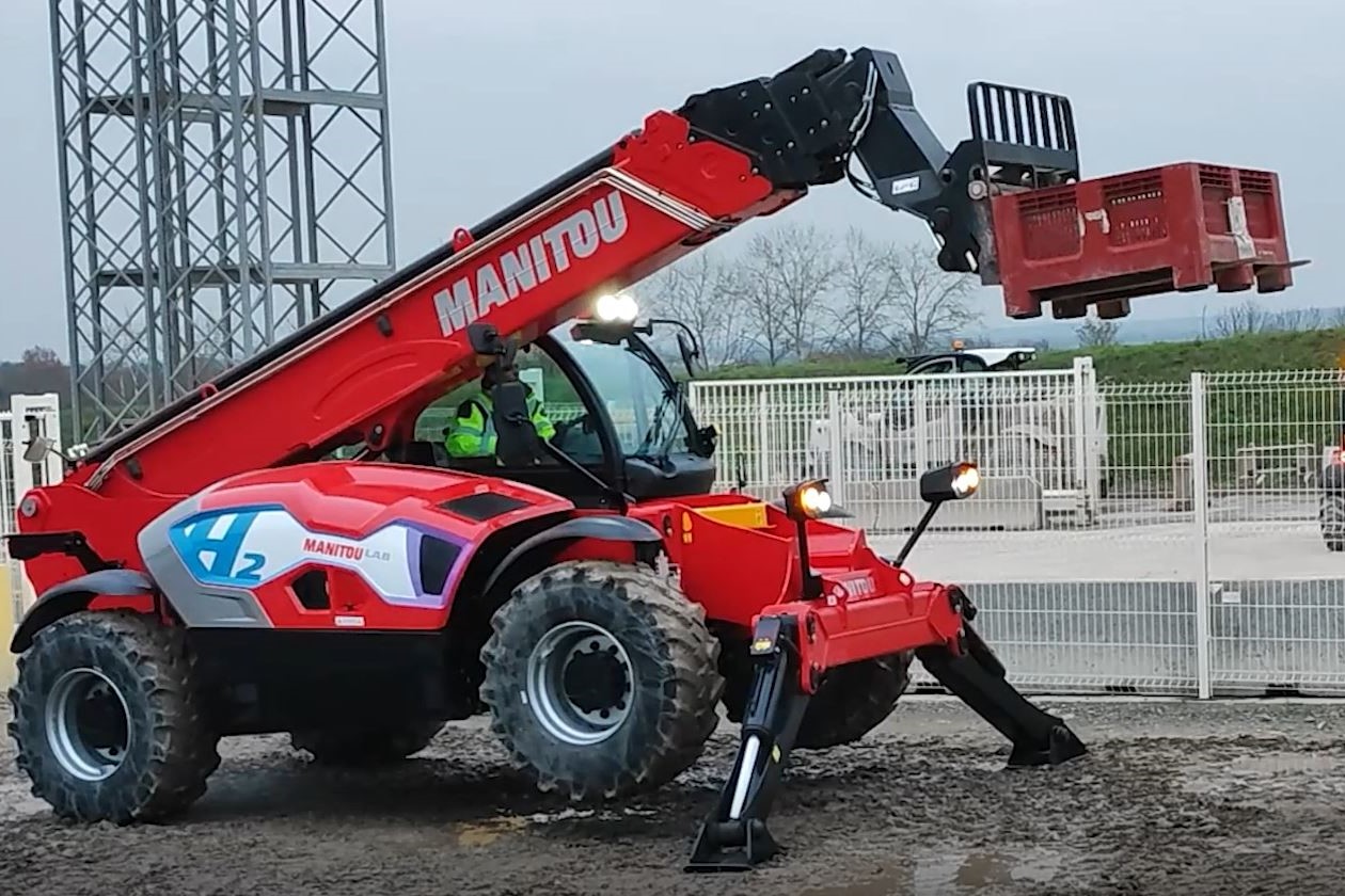 De Franse verreikerfabrikant Manitou werkt aan een verreiker op waterstof. De fabrikant heeft het eerste prototype inmiddels gepresenteerd. De verwachting is dat de verreiker op waterstof in 2026 officieel op de markt komt. - Foto: Manitou