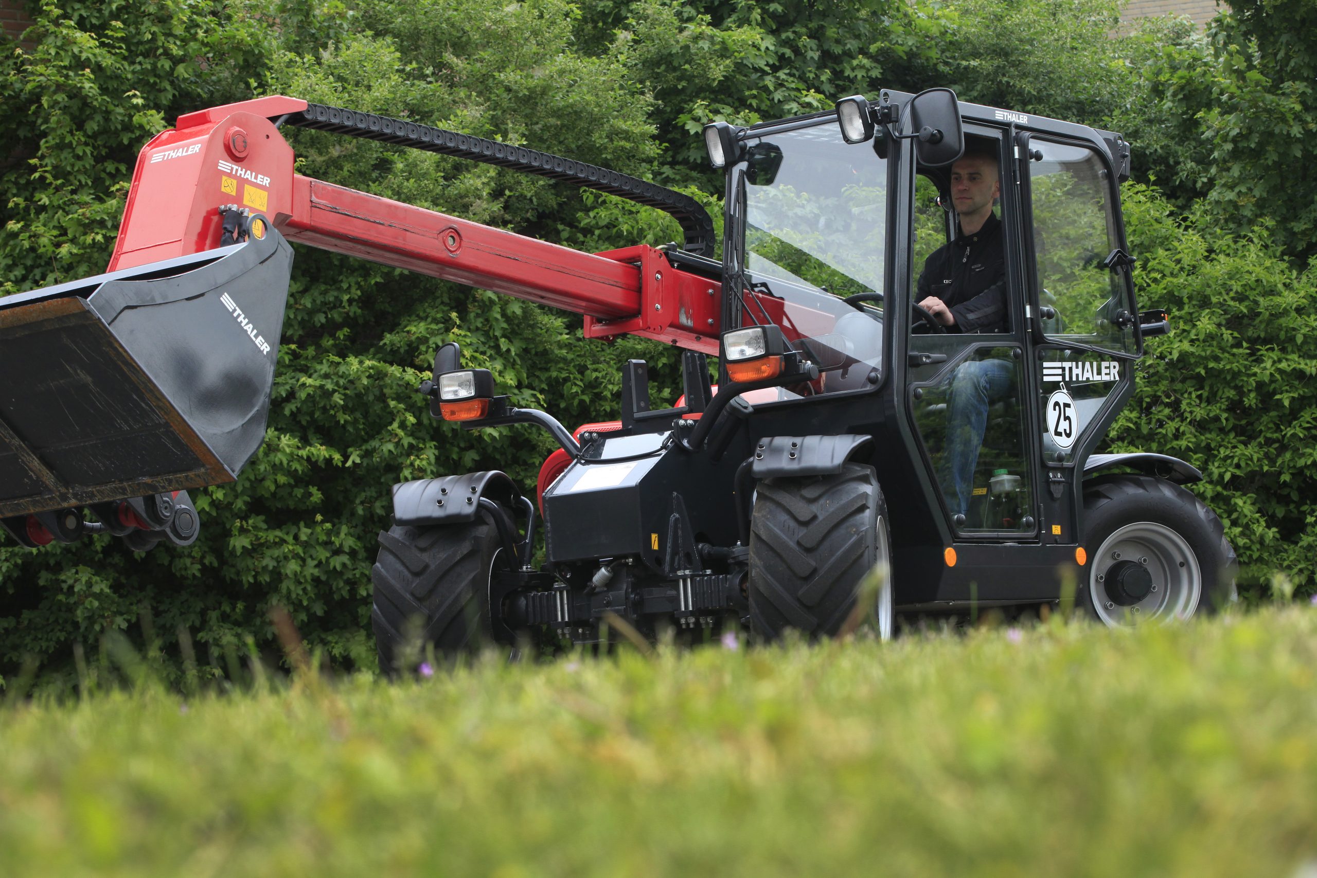 Een Thaler-miniverreiker in actie. De Duitse machinefabrikant Thaler bouwt wiel- en knikladers in de vermogensklasse van 19 tot 75 pk.- Foto: Henk Riswick