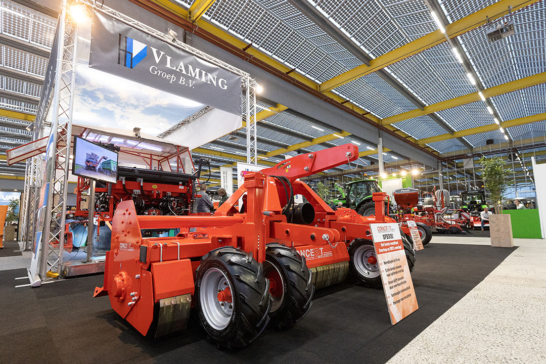 De Biomulch-overtopfrees SFB300 is bedoeld om grasland te scheuren zonder gebruik van spuitmiddelen. De kapotte graszode eindigt bovenop en droogt daar uit. -Foto’s: Bob Karsten