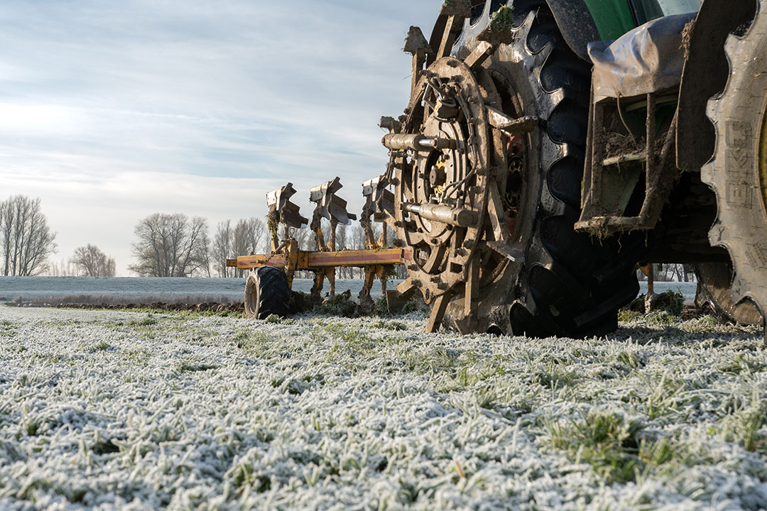 Dit ploegseizoen waren de antislipwielen naast de achterwielen van een trekker op enkele percelen noodzakelijk. Volgens LMB Van den Ende, de bouwer van de antislipwielen, zorgen de wielen voor een brandstofbesparing van 3 tot 4 liter per uur. - Foto's: Jacco van Erkelens