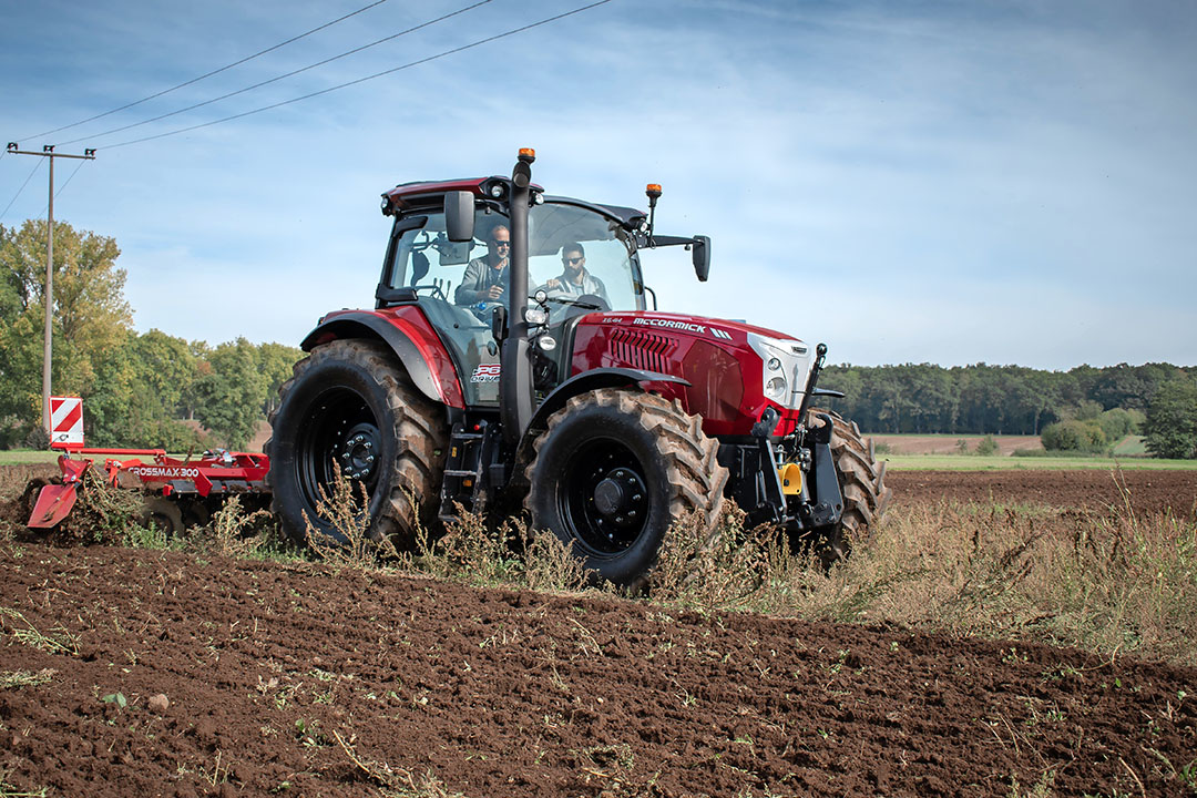 De McCormick X6.414 P6-Drive is stoer en zo rijdt hij ook. De bak is sterk, maar mag wat soepeler. TREKKER maakt een proefrit. - Foto's: Jacco van Erkelens