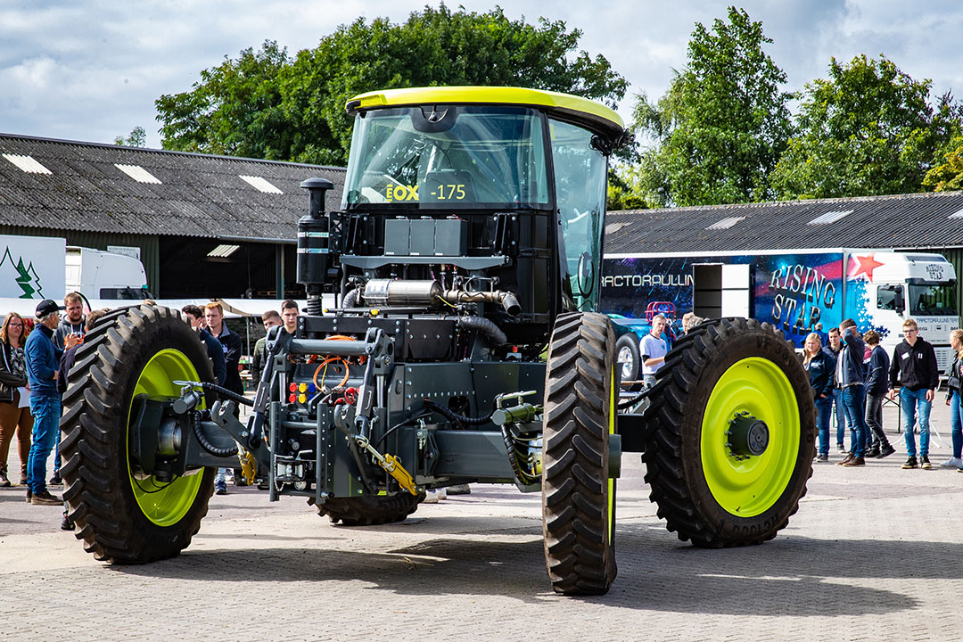 Investeerders Hilbrand Kuiken en Anne Joldersma hebben het failliete H2Trac overgenomen. Zij gaan in aangepaste vorm verder met de ontwikkeling van de E-Ox-werktuigendrager. - Foto's: Ronald Hissink