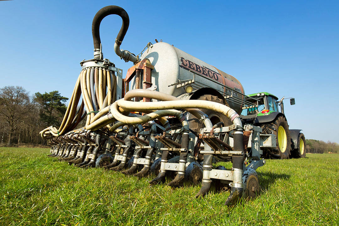 Kies je voor een gebruikte mesttank, dan ligt het omslagpunt bij circa 90 hectare. Bij een nieuwe tank is dat pas bij 130 hectare. Heb je geen tijd om mest te rijden en moet je externe arbeid inhuren, dan bel je beter de loonwerker. - Foto: Ruud Ploeg