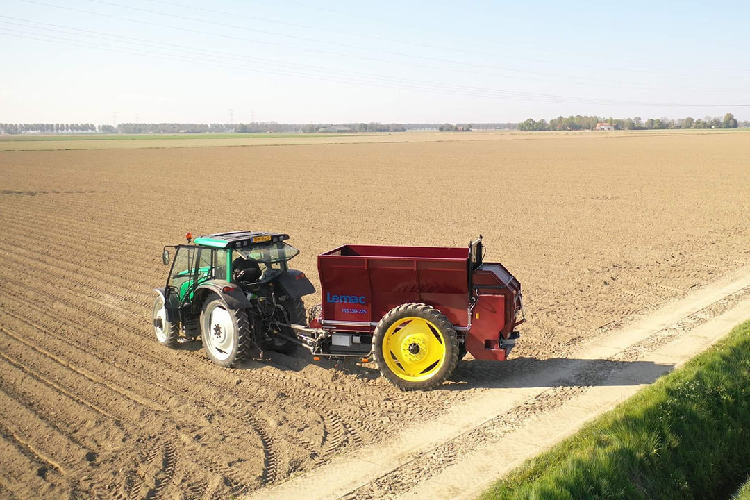 De ontwerpers van de kleine Lemac-breedstrooier hebben de machine zo ontworpen dat deze geschikt is om op cultuurwielen tussen aardappelen of over uienbedden te strooien. -Foto's: Job Rikken