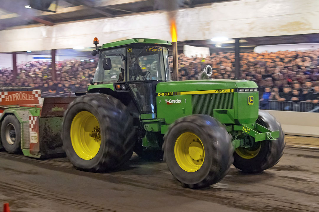 De 14e indoor tractorpulling in Etten-Leur trok 2.400 toeschouwers, die het spektakel vanaf volgepakte tribunes bekeken. - Foto's: Dennis Vos