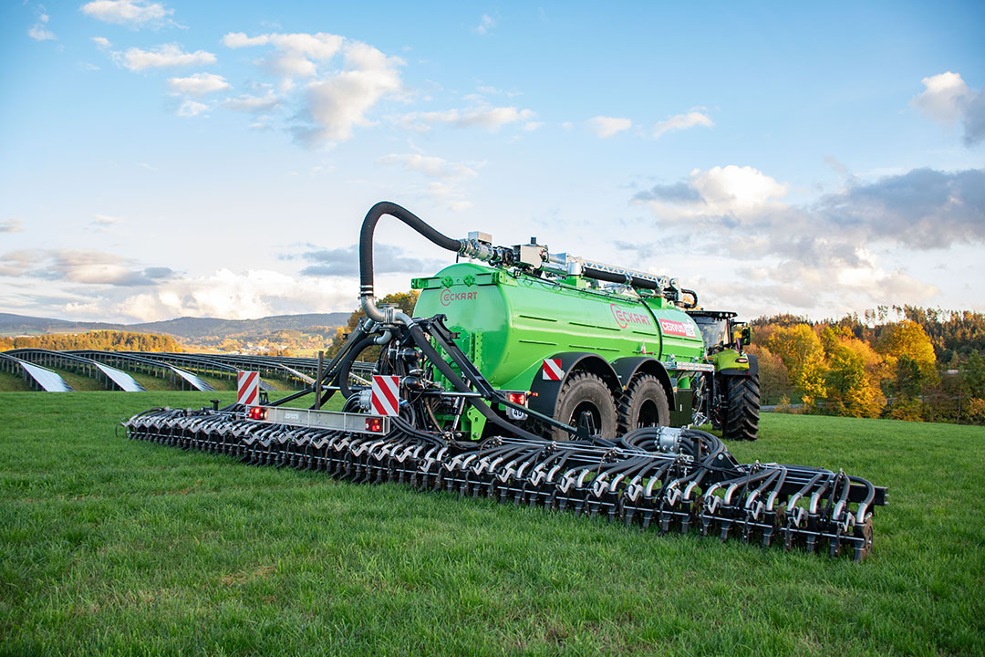 De nieuwe Evers Agro Quadro Disc combi-bemester brengt mest dichtbij de wortels in graan-, gras-, en bouwland. - Foto's: Evers Agro