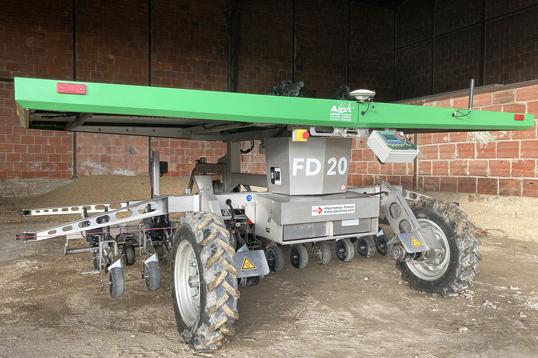 De FarmDroid FD20 is 100% elektrisch aangedreven, de energie krijgt de veldrobot via zijn vrij grote zonnepanelen.