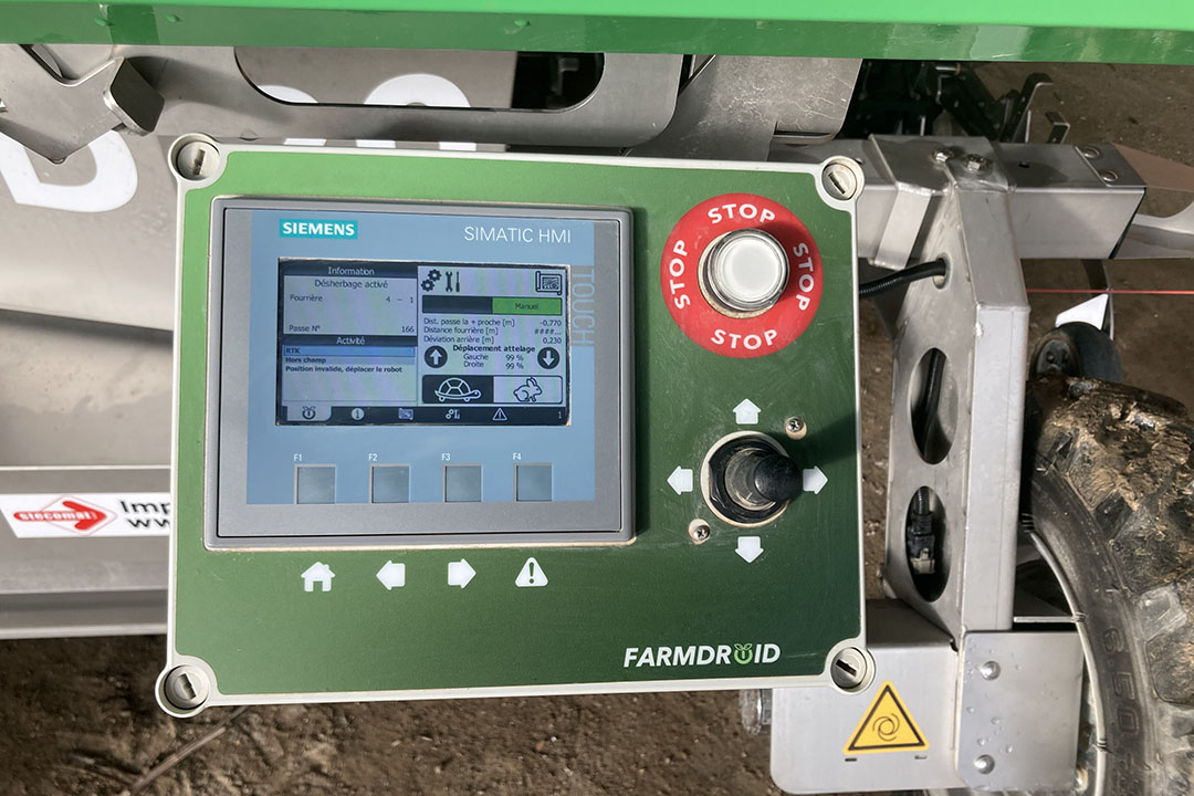 Aangezien de FarmDroid FD20 autonoom werkt, is er geen afstandsbediening. De veldrobot is uitgerust met een interface voor het programmeren. De kleine joystick gebruik je om de robot te verplaatsen.