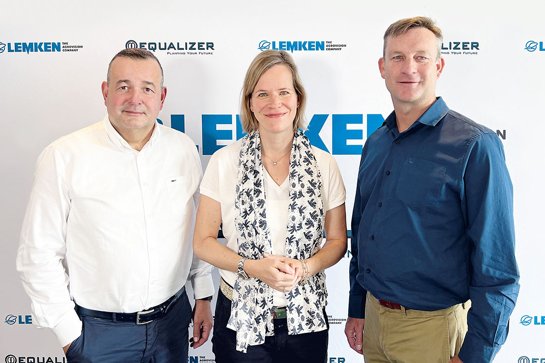 V.l.n.r.  Anthony van der Ley (CEO Lemken), Nicola Lemken (eigenaar van Lemken) en Gideon Schreuder (managing director van Equalizer) na ondertekening van het contract.