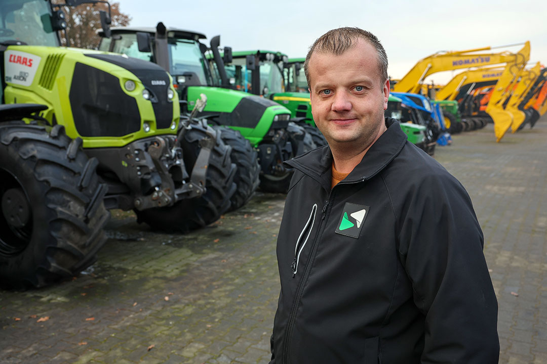 "De financiële afwikkeling, transportkosten en exportdocumenten zijn voor een dealer of eindgebruiker vaak een probleem. De specialiteit van basworld.com is de klant daarin volledig te ontzorgen", zegt Thijs Reijnen, productmanager Agri bij BAS World. - Foto: Bert Jansen