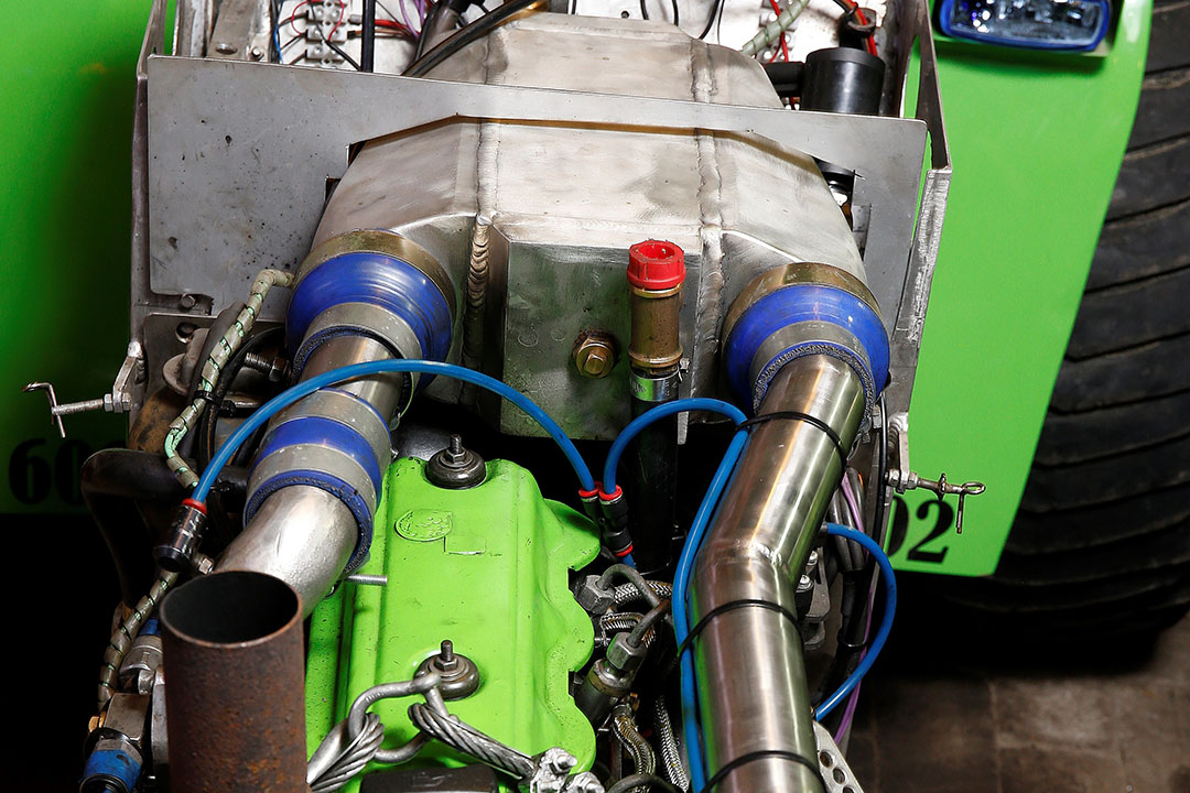 Het motorblok met daarachter de interkoeler van Green Warrior III. Het buizenwerk en de bekabeling legde het team nieuw aan.