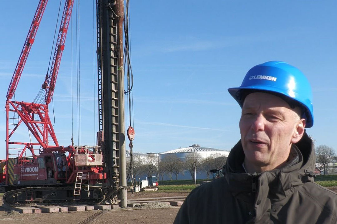 Iljan Schouten, directeur van Steketee vertelt over de nieuwe Lemken-schoffelmachinefabriek in Dinteloord (N.-Br.). De Duitse machinefabrikant Lemken noemt zijn nieuwe locatie Competence Center CropCare. Schouten: "De oude techniek van de schoffel kun je combineren met nieuwe high tech technieken als kunstmatige intelligentie en camera's.”