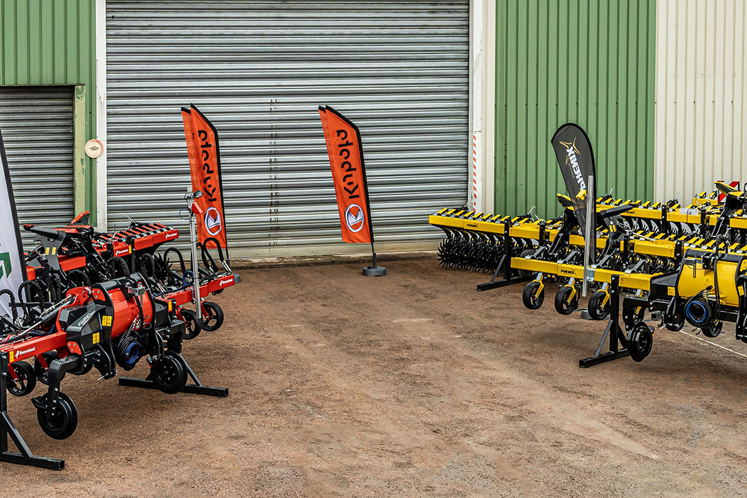 Links de Onyx-schoffelmachine voor tussen de rijen en rechts de Helios roterende wiedeg van Phenix Agrosystems. De Phenix-machines blijven leverbaar onder de eigen merknaam en voortaan ook onder de merken Kverneland en Kubota. - Foto’s: Kverneland/Kubota